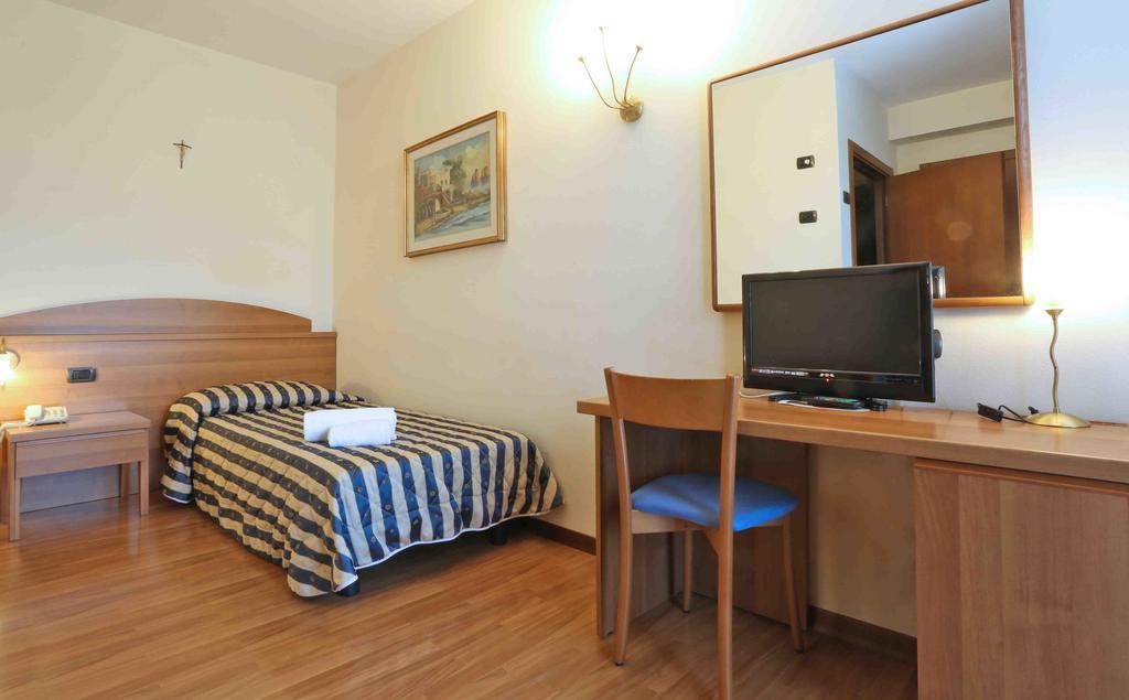 Hotel Costabella San Zeno di Montagna Pokój zdjęcie